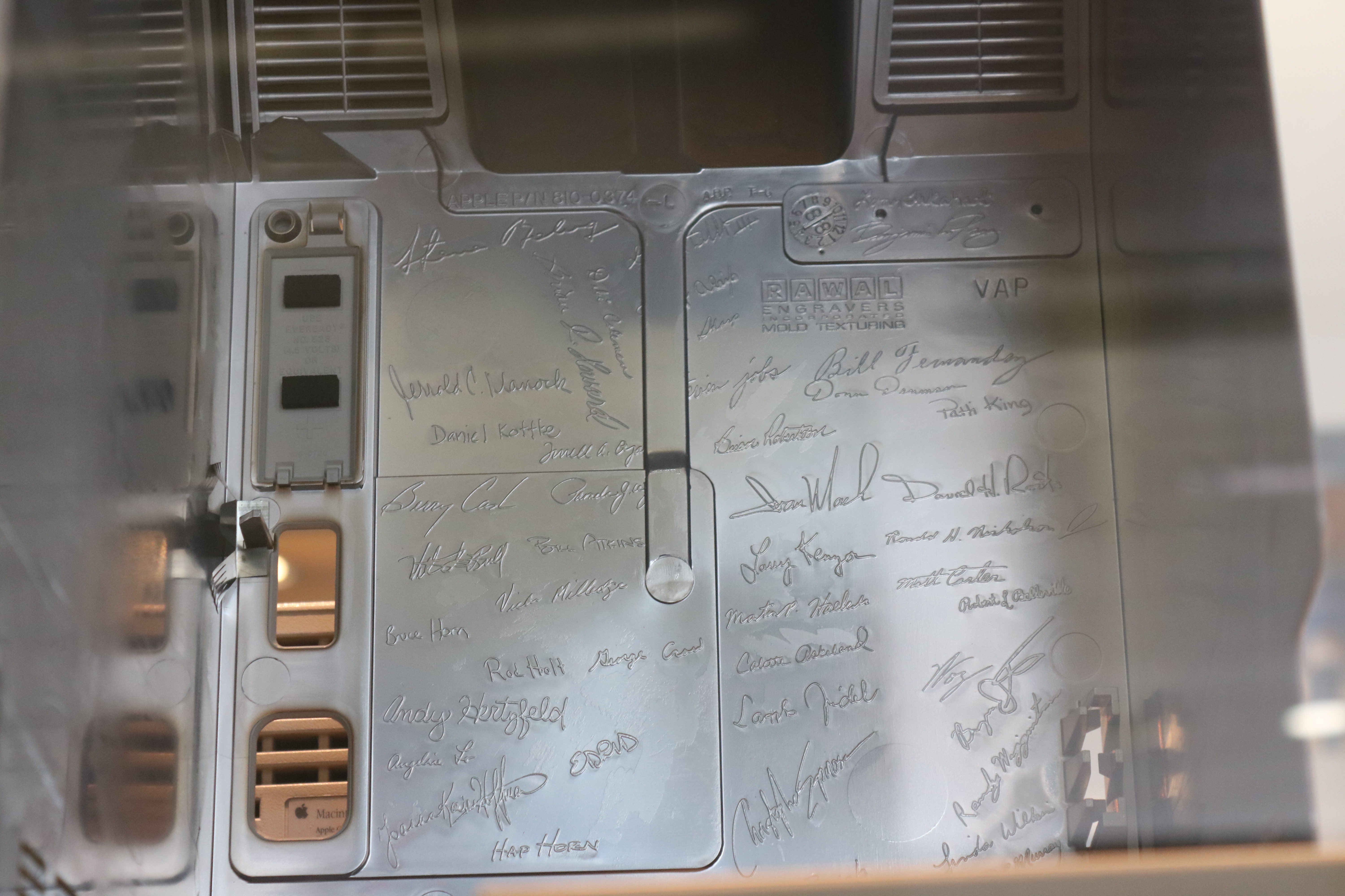 Firmas del equipo Macintosh en el interior de las carcasas de los primeros equipos